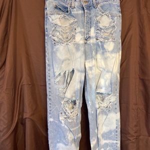 Distressed vintage high waist jeans.